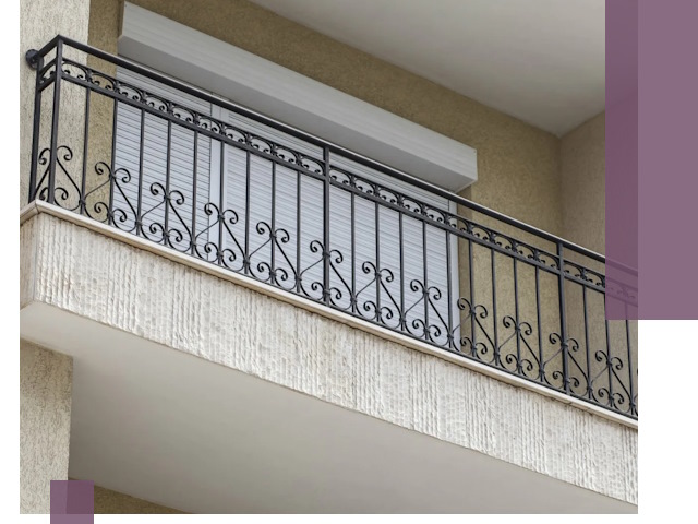 Балконные ограждения из металла и стекла в Наро-Фоминске для домов